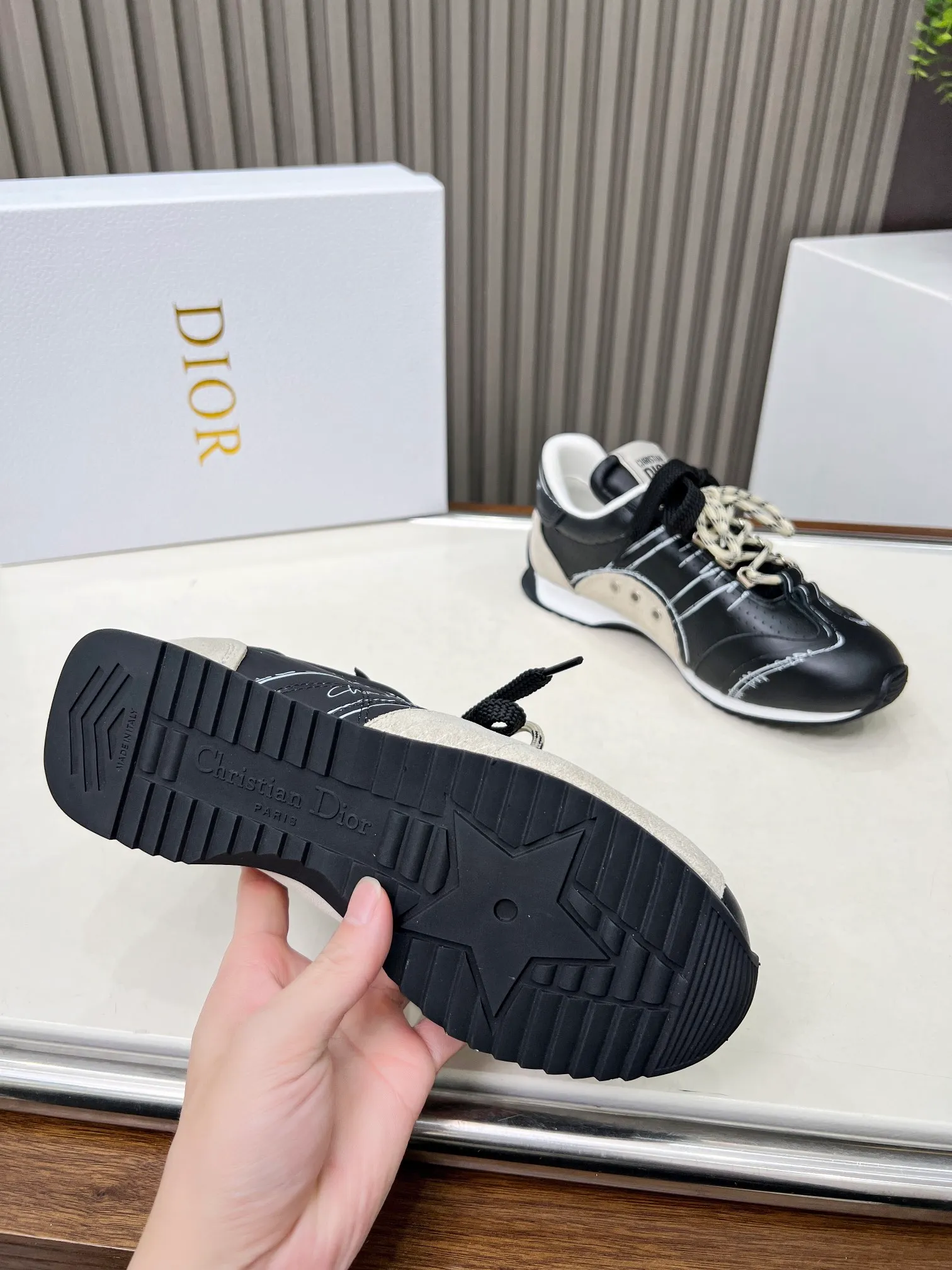 👟👟Ex-factory price 560👟👟 This D-Sketch sneaker is a new product of the 2025 spring and summer ready-to-wear series, highlighting the classic retro aesthetics. Crafted from gold-tone crinkled sheepskin and gold-toned laminated calfskin, it features a printed logo inspired by the shoe's production stages, as well as beige suede calfskin panels and double laces. Hand-written Christian Dior Paris signature on the side, Christian Dior Paris signature panels and plaques on the heel and tongue. Paired with two-tone slim rubber soles, they add a touch of couture to any casual look. Code number: 35~45 Color: black white gold silver